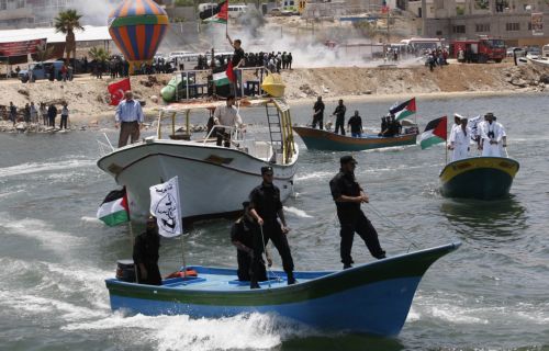 Οργισμένοι Παλαιστίνιοι και Άραβες για την ισραηλινή εισβολή στα πλοία για τη Γάζα