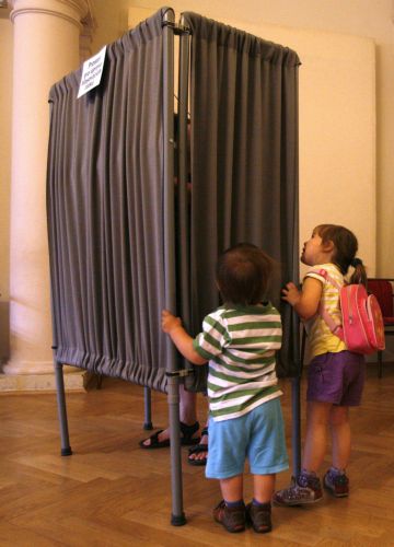 Κέρδη για τα κεντροδεξιά κόμματα δείχνει exit poll στην Τσεχία