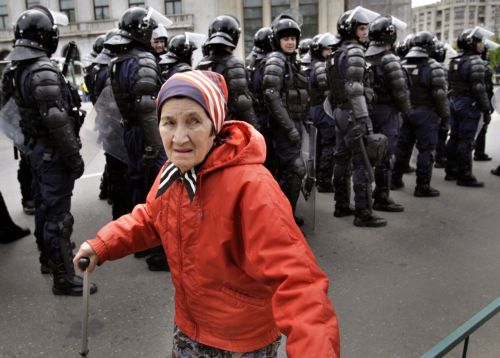 «Μαχαίρι» σε μισθούς και συντάξεις ενέκρινε η κυβέρνηση της Ρουμανίας