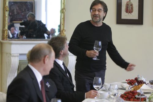 Ροκ τραγουδιστής εναντίον Βλ.Πούτιν για τoν «στραγγαλισμό της ελευθερίας» στη Ρωσία