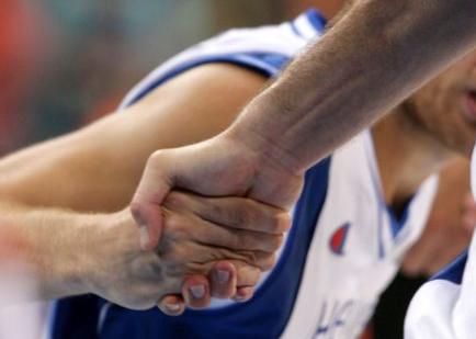 Κινδυνεύει η συμμετοχή της Εθνικής στο Μουντομπάσκετ λόγω ΑΕΚ