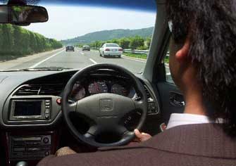 Οι Έλληνες οδηγούν μιλώντας στο κινητό, καπνίζοντας ή έχοντας καταναλώσει αλκοόλ