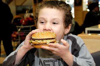 Κίνδυνος εκδήλωσης άσθματος για τα παιδιά που τρώνε πολλά χάρμπουργκερ