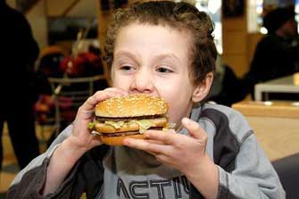 Κίνδυνος εκδήλωσης άσθματος για τα παιδιά που τρώνε πολλά χάρμπουργκερ