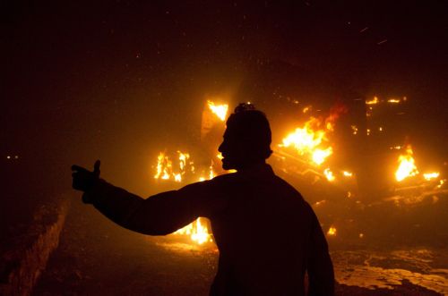 Αιματηρή επίθεση ενόπλων εναντίον αυτοκινητοπομπής του ΝΑΤΟ στο Πακιστάν