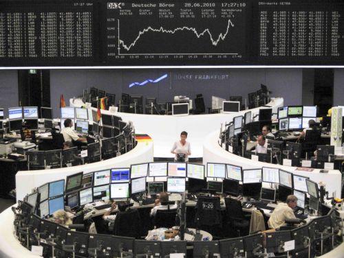 Στο πράσινο οι ευρωπαϊκές αγορές, πτώση στη Γουόλ Στριτ τη Δευτέρα