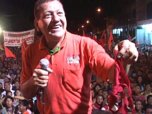 Με φιλιά και τα εσώρουχα τους καλωσορίζουν οι θαυμάστριές του πολιτικό στο Περού