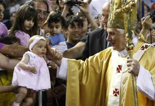 Υπό δρακόντεια μέτρα ασφαλείας η τέλεση της Θείας Λειτουργίας στην Κύπρο από τον Πάπα