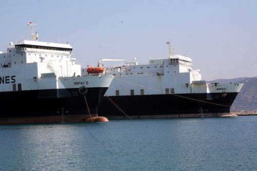 Επείγουσα συνάντηση για τον αποκλεισμό δύο πλοίων στην Κόρινθο ζητεί η κυβέρνηση