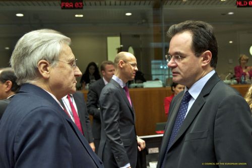 «Πιθανή» η έξοδος της Ελλάδας από την ευρωζώνη, σύμφωνα με δημοσκόπηση του Bloomberg