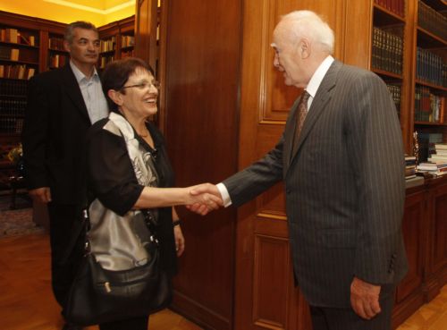 Στον Πρόεδρο της Δημοκρατίας Παπαρήγα-Καρατζαφέρης για το επίμαχο ΠΔ