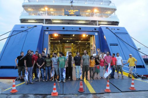 Δύο πλοία βρετανικών συμφερόντων παραμένουν αποκλεισμένα από την ΠΝΟ στην Κόρινθο