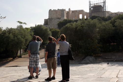 Ανεβαίνουν οι τιμές των ξενοδοχείων σε νησιά – Πτώση σε Αθήνα και Θεσσαλονίκη