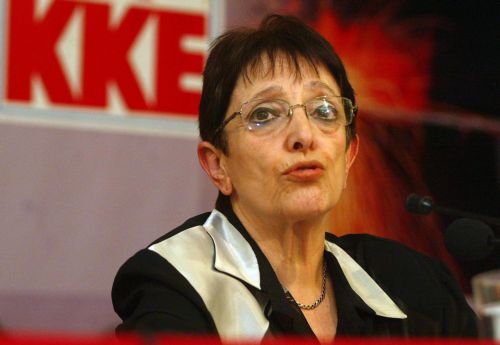 Σε προνοιακά βοηθήματα μετατρέπονται οι συντάξεις, τονίζει η Αλέκα Παπαρήγα