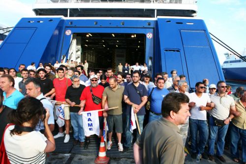 Νέο μπλόκο ναυτεργατών στο λιμάνι του Πειραιά την Τρίτη