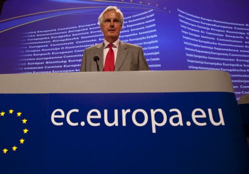 Ευρωπαϊκή «πρωτοβουλία» για φόρο στις τράπεζες ζητά η Κομισιόν