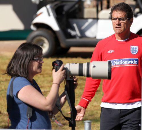 Νεύρα και φωνές του Καπέλο στους Άγγλους… παπαράτσι