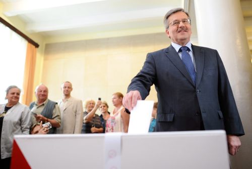 Ο φιλελεύθερος Κομορόφσκι προηγείται στις προεδρικές εκλογές της Πολωνίας