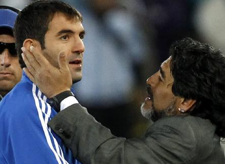 Ο Μαραντόνα ζήτησε… συγγνώμη από τον Καραγκούνη