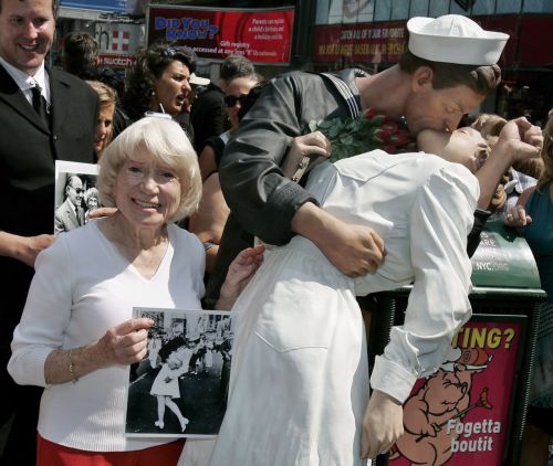 «Έφυγε» στα 91 της η γυναίκα του διάσημου φιλιού της Times Square