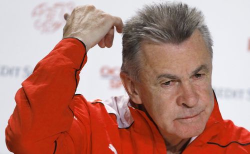 Να παραμείνει στον πάγκο της Ελβετίας επιθυμεί ο Χίτσφελντ