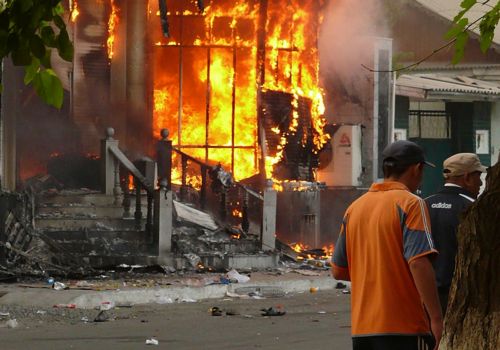 Δεκάδες οι νεκροί από τις εθνοτικές συγκρούσεις στην Κιργιζία