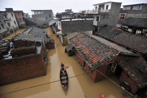 Σχεδόν 400 νεκροί ο απολογισμός από τις πλημμύρες στην Κίνα