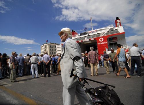 Ένταση στο λιμάνι του Πειραιά, δεμένα παραμένουν τα πλοία
