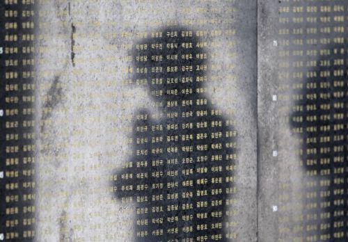 Διχασμένες επί 60 χρόνια από έναν ατελείωτο πόλεμο παραμένουν η Βόρειος και η Νότιος Κορέα