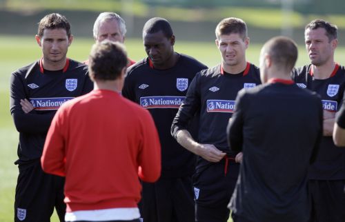 Χωρισμένη στα… δύο παρουσιάζουν την εθνική Αγγλίας