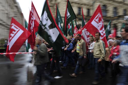 Γενική απεργία εξαγγέλλουν τα ισπανικά συνδικάτα, περισσότερα μέτρα θα ζητήσει η ΕΕ