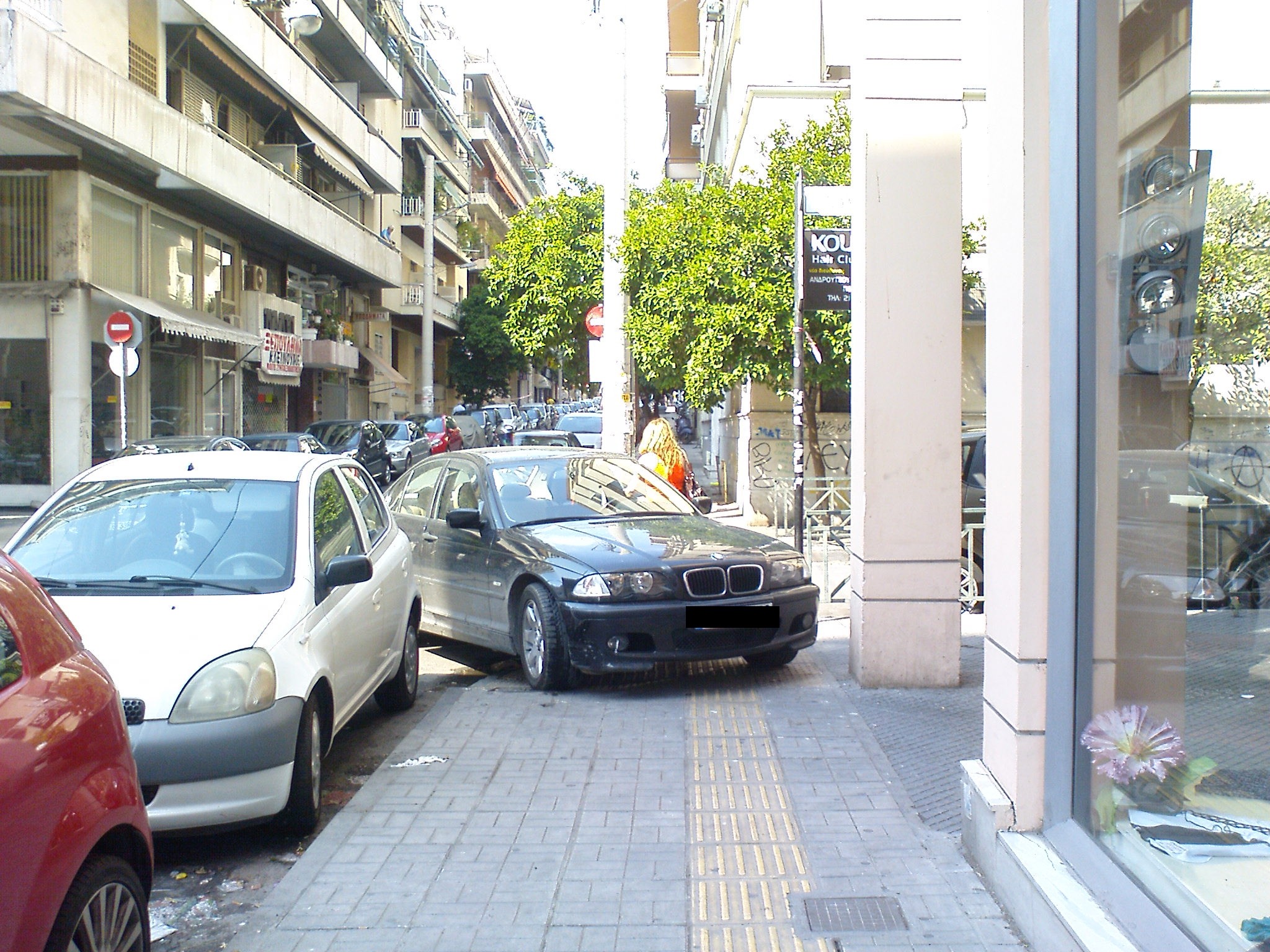 Κανένας σεβασμός για τα ΑΜΕΑ και τους πεζούς στον Πειραιά