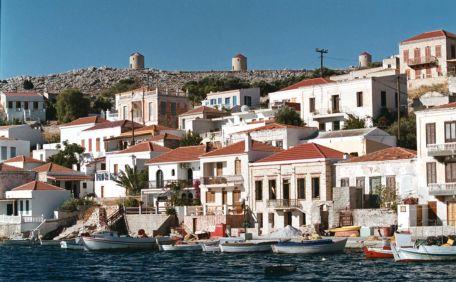 Εννέα άτομα κινδύνευσαν από πυρκαγιά σε υδροφόρα στο λιμάνι της Χάλκης