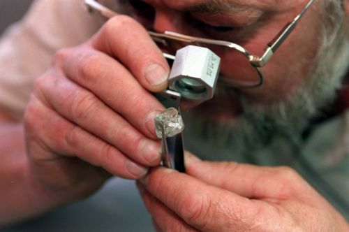 Τέλος στις εξαγωγές διαμαντιών από τη Ζιμπάμπουε ζητούν ανθρωπιστικές οργανώσεις