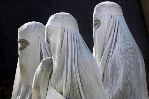 Η Βαρκελώνη απαγορεύει τη μπούρκα στους δημόσιους χώρους