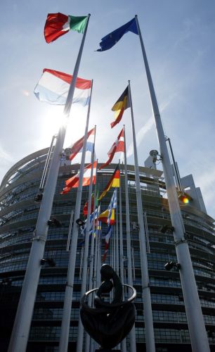 Νέα οικονομική διακυβέρνηση με «καρότο και μαστίγιο» ζητά η Ευρωβουλή