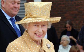 Πρόωρα άκουσε τα «χρόνια πολλά» από τη Χίλαρι Κλίντον η βασίλισσα Ελισάβετ