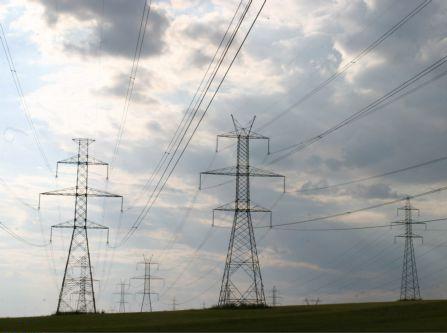 Η ΔΕΗ μειώνει τα εμπορικά τιμολόγια, αλλά αυξάνει τα οικιακά