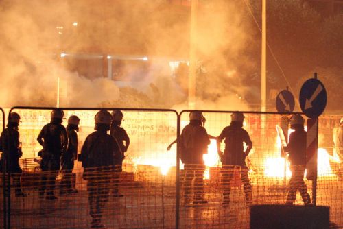 Επεισόδια μεταξύ νεαρών και ΜΑΤ τα ξημερώματα στο κέντρο της Θεσσαλονίκης