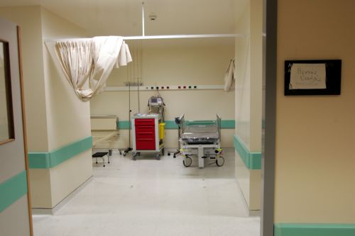 Σκληραίνει η κόντρα κυβέρνησης και προμηθευτών νοσοκομειακού υλικού