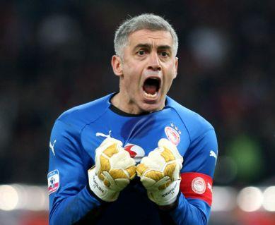 Για μια ακόμη χρονιά ο Νικοπολίδης κάτω από τα δοκάρια του Ολυμπιακού