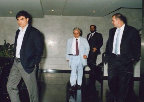 Οι μικρομέτοχοι βάζουν στο ίδιο… θρανίο Τζίγγερ και Βγενόπουλο