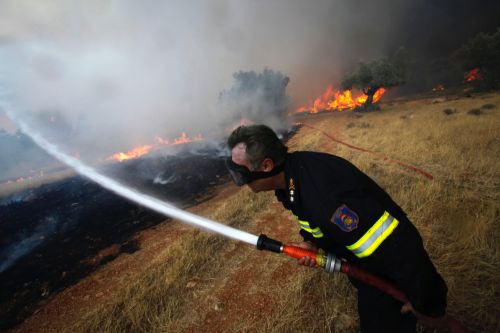 Υπό έλεγχο πυρκαγιά σε δύσβατη στο δήμο Αμφίκλειας