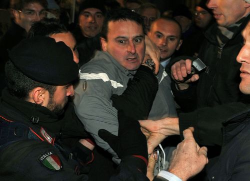 Ακατάλληλος να δικαστεί κρίθηκε ο άνδρας που επιτέθηκε στον Μπερλουσκόνι