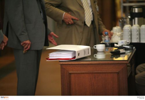 Οι πρώτοι δέκα πρώην υπουργοί που θα τους ζητηθεί να ανοίξουν τους λογαριασμούς τους