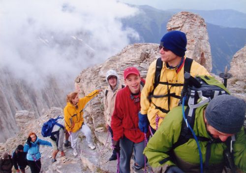 Μάθημα ζωής από την κορυφή του Ολύμπου έδωσαν ορειβάτες, εθελοντές και παιδιά