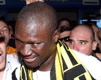 Πάτησε Ελλάδα και αποθεώθηκε ο Πάπα Μπούμπα Ντιόπ