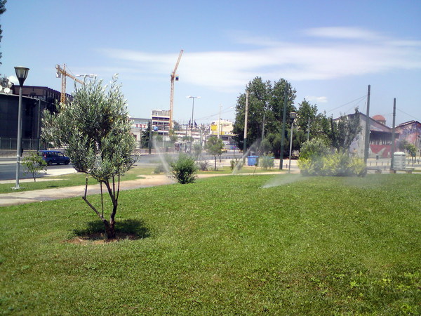 Πότισμα δημόσιου πρασίνου μεσημεριάτικα