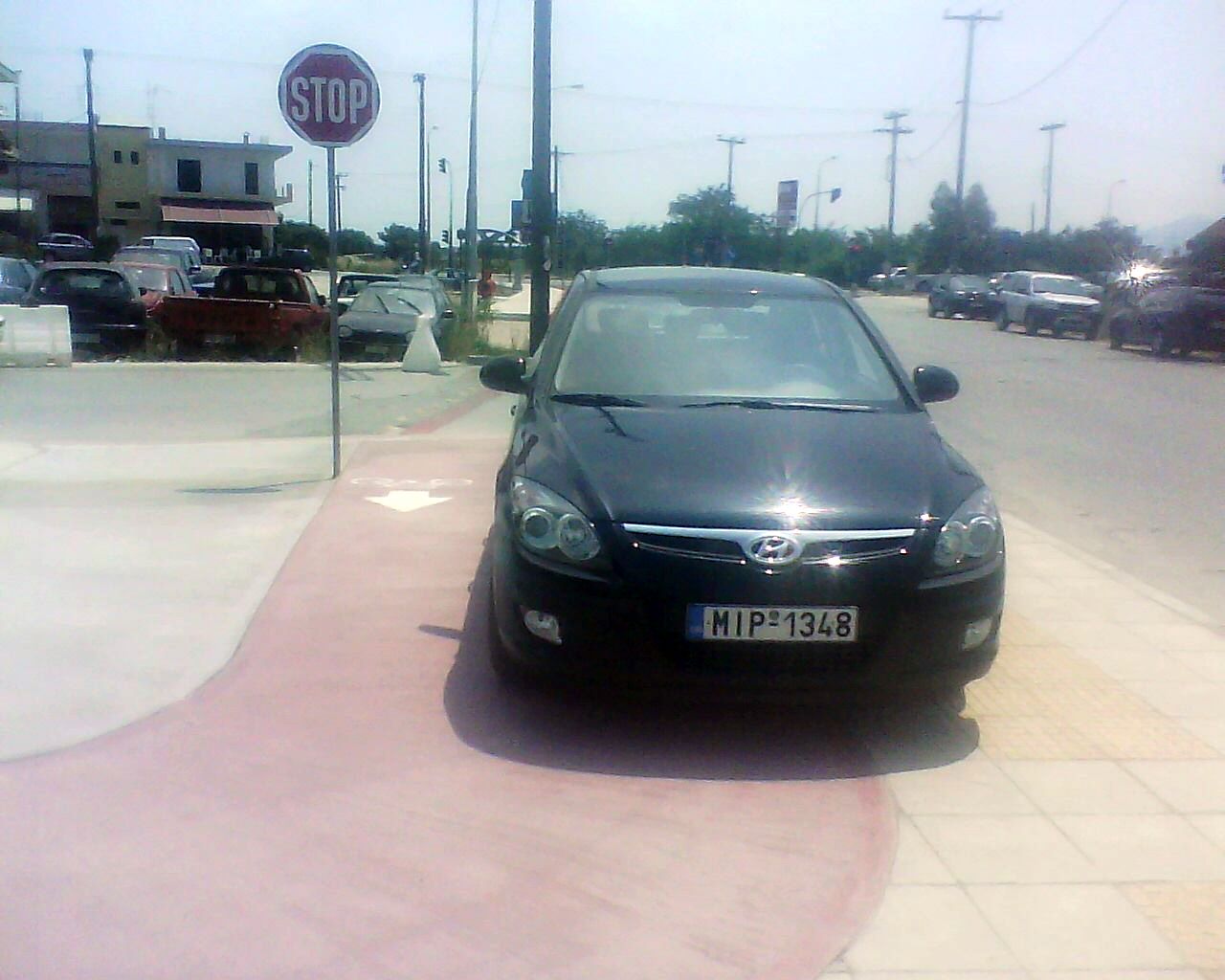 Παρκάρισμα πάνω στο πεζοδρόμιο μπροστά στο Μέγαρο της Αστυνομίας