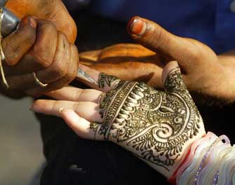 Μαύρη Χέννα: Όταν η μόδα προκαλεί προβλήματα υγείας